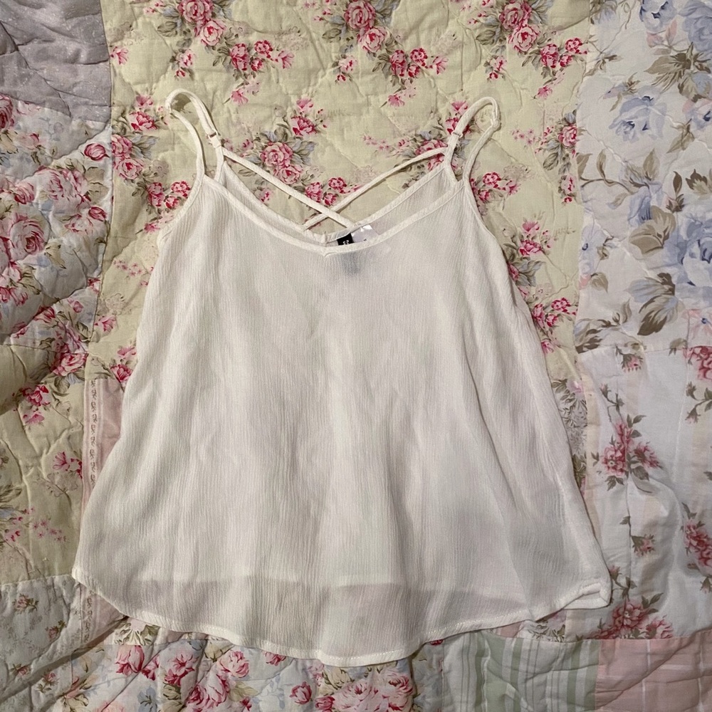 simple flowy white tank top 🦢
